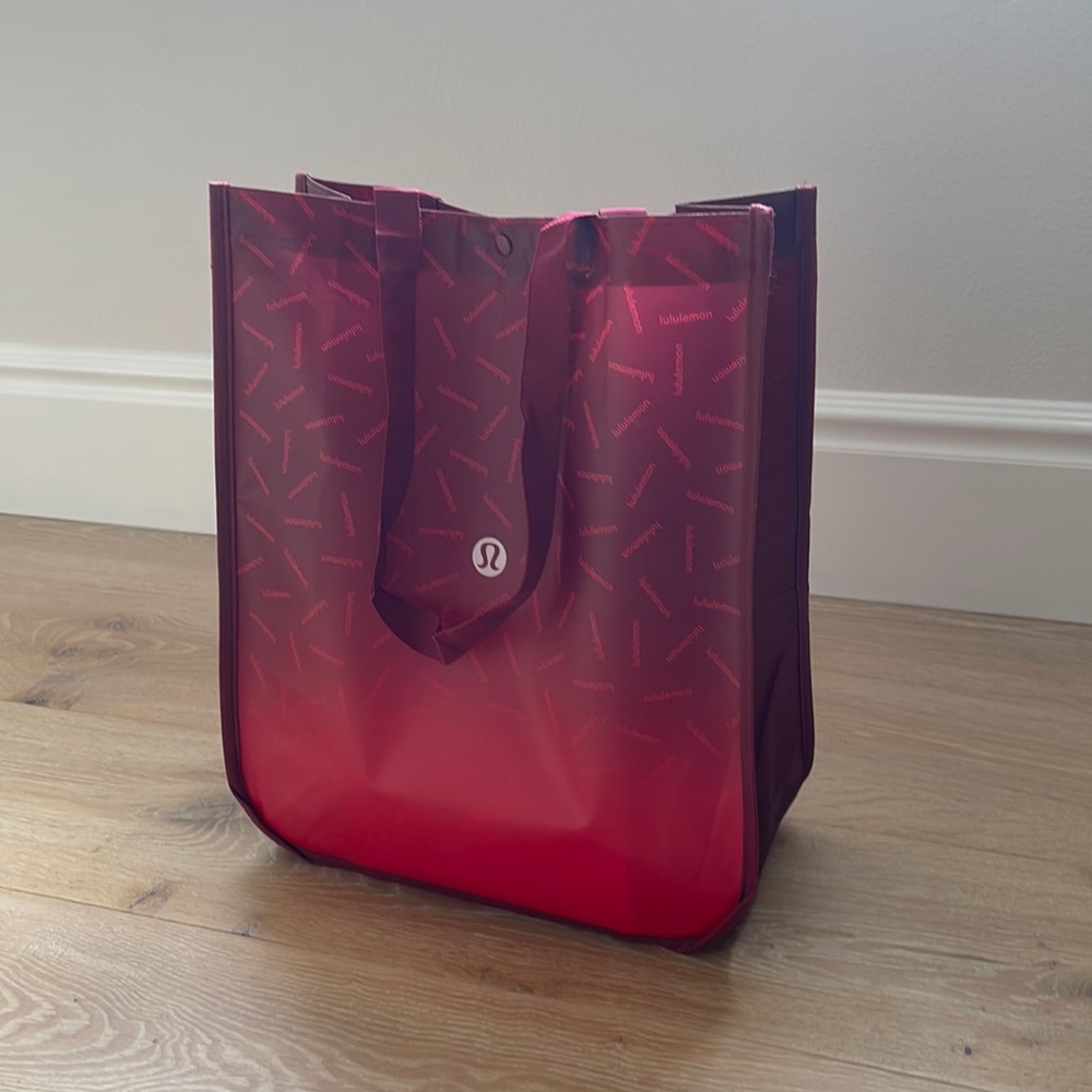 LARGE LULULEMON SHOPPING BAG RED
